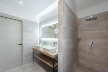 Luxury apartment with a balcony and a terrace, Praha (fotografie 3)