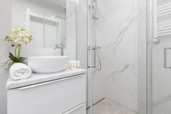 Modern & Bright Apartment with Parking and Balcony by Noclegi Renters, Warsaw (photo 4)