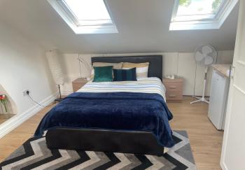 Beautiful loft with En-Suit in a family house,, London (photo 2)