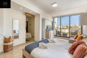 Penthouse Studio, with with private Balcony & WIFI by 360 Estates, San Ġiljan (photo 4)
