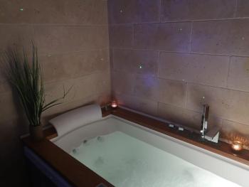 Jacuzzi® - La petite Romantique - FloBNB, Laon (zdjęcie 3)