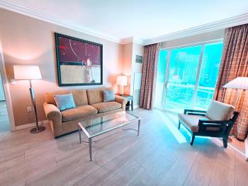 Strip & Sphere view - Separate Living room - 2 Full Bath - Full Kitchen - Balcony - 900 sqft - MGM Signature, Las Vegas (foto 5)