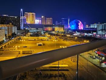 Strip & Sphere view - Separate Living room - 2 Full Bath - Full Kitchen - Balcony - 900 sqft - MGM Signature, Las Vegas (foto 3)