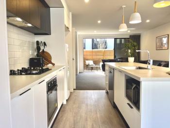 Modern & Central City - By KOSH BNB, Hamilton (photo 2)