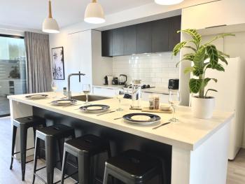 Modern & Central City - By KOSH BNB, Hamilton (photo 3)