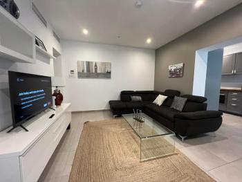 2BR 2BA with private patio your serene escape, Gibilterra (foto 4)
