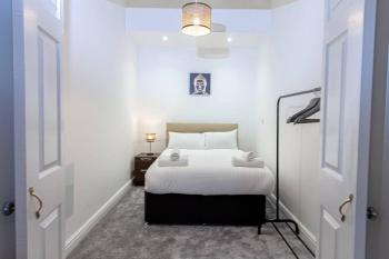Cosy & Fully Equipped Cottage in Swinton, Manchester (photo 4)