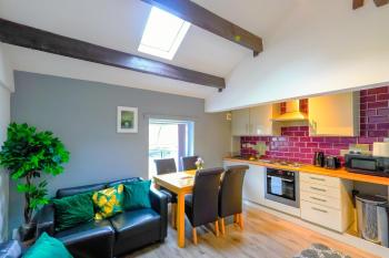 Headingley 2 Bedroom first floor cottage flat Near Universities shops& Park, Leeds (photo 2)
