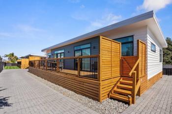 Another on Leo, Waihi Beach (photo 3)