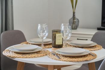 Peaceful Wrocław Apartment for 4 Guests with Balcony by Noclegi Renters, Breslau (Foto 5)