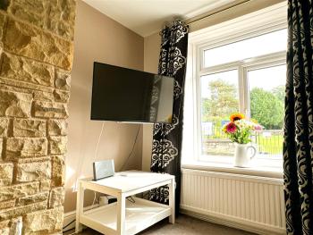 Cosy Country Escape | Fireplace & Views | Leeds & York, Leeds (photo 5)