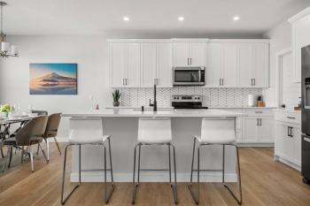 Bright & Spacious 3 Beds Luxury Home in SE Calgary, Calgary (photo 3)