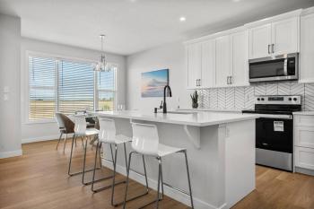 Bright & Spacious 3 Beds Luxury Home in SE Calgary, Calgary (photo 2)