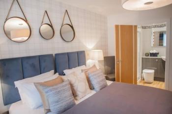 Modern & central - two bedroom & two bathroom apartment, Bath (fotografie 5)