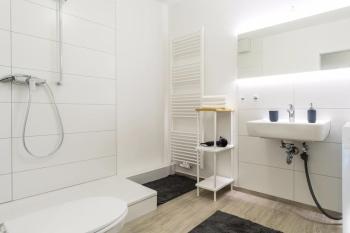 HOMEFY OLDTOWN APARTMENT - 6 people - 2 bath - balcony - top location, Düsseldorf (zdjęcie 5)