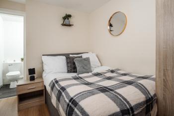 Huge 5BDRM Ensuite in Liverpool Monthly discounts Bu Hinkley Homes Short Lets & Serviced Accomodation, Liverpool (photo 4)