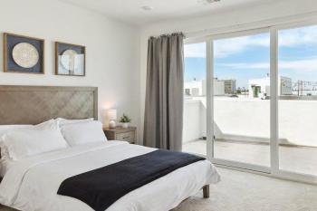 Bright, Modern, Central - Theater Room, Sleeps 9, Los Angeles (photo 4)
