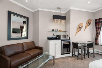 Independence Square 302, Top Floor Stylish Hotel Room with Wet Bar, A/C, in Downtown Aspen, Aspen (photo 4)