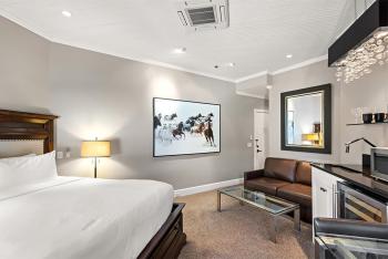 Independence Square 302, Top Floor Stylish Hotel Room with Wet Bar, A/C, in Downtown Aspen, Aspen (photo 3)