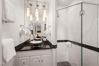 Independence Square 302, Top Floor Stylish Hotel Room with Wet Bar, A/C, in Downtown Aspen, Aspen (photo 5)