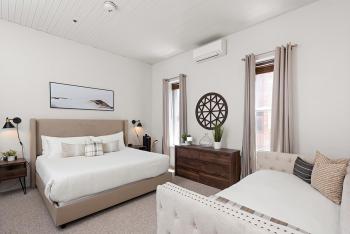 Independence Square 211, Chic Hotel Room with Mountain Views, A/C, & Rooftop Hot Tub, Aspen (photo 2)