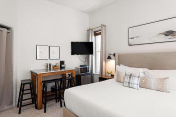 Independence Square 211, Chic Hotel Room with Mountain Views, A/C, & Rooftop Hot Tub, Aspen (photo 4)