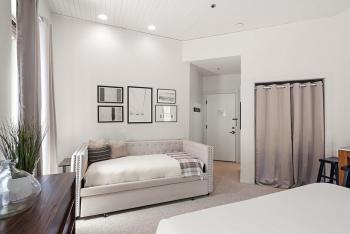 Independence Square 211, Chic Hotel Room with Mountain Views, A/C, & Rooftop Hot Tub, Aspen (photo 5)