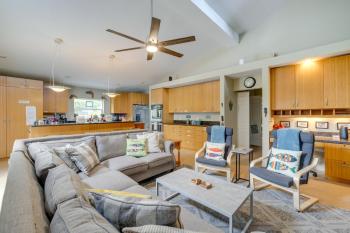 House with Hot Tub and Deck - Walk to Seaside Beach!, Seaside (photo 4)