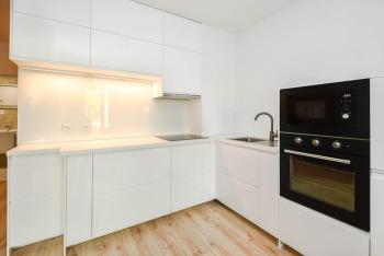 New modern apartment in city center, Bratislava (fotografie 2)