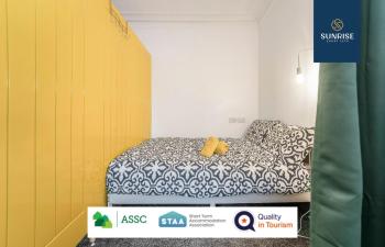 LAW 5 - DIGS - INVOICE and REDUCED PRICE only via SUNRISE SHORT LETS DUNDEE, 2 rooms, 4 Double Beds, Fully Equipped, Free Parking, WiFi, 3xSmart TVs, Groups, Families, Food, Shops, Bars, Centrally Located, Short or Long Stays, Dundee (fotografie 3)