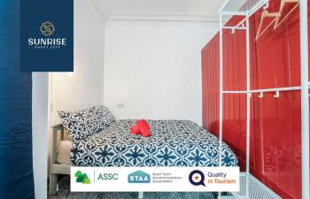 LAW 5 - DIGS - INVOICE and REDUCED PRICE only via SUNRISE SHORT LETS DUNDEE, 2 rooms, 4 Double Beds, Fully Equipped, Free Parking, WiFi, 3xSmart TVs, Groups, Families, Food, Shops, Bars, Centrally Located, Short or Long Stays, Dundee (fotografie 4)