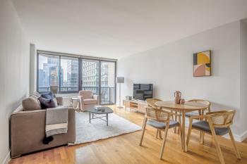Midtown 2br w elevator wd nr entertainment NYC-1227, New York (photo 3)