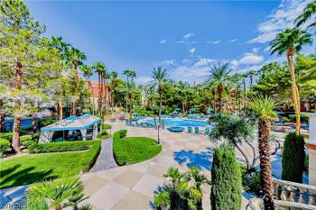 Fabulous Penthouse Apartment LAS VEGAS Strip view with resort amenities! 5 min walk to main attractions! ONLY LONG TERM RENTALS min 30 nights!, Las Vegas (photo 2)