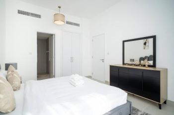 StoneTree - Furnished 2BR with floor-to-ceiling window, Dubai (photo 4)
