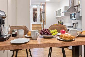 Altstadt - Exklusive 3-Zi-Wohnung für 6 Personen mit 90 qm, großer Dachterrasse, Parkplatz, WLAN, Núremberg (foto 4)
