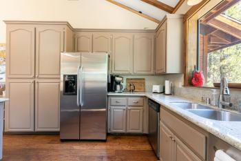 Alpine Escape by Tahoe Getaways - Shuttle to Ski Slopes & Fireplace, Alpine Meadows (foto 5)