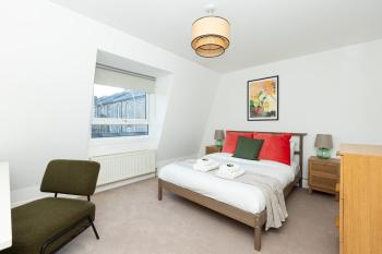 Spacious 4BR 3-Storey Townhouse in Lively Deptford, London (photo 4)