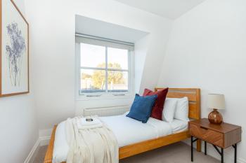 Spacious 4BR 3-Storey Townhouse in Lively Deptford, London (photo 5)