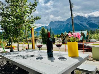 Skyline Getaway - Mountain Views - Pool - Hot Tub, Canmore (foto 2)