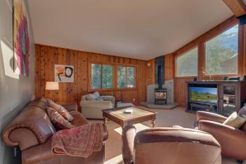 Big John at Alpine Meadows by Tahoe Getaways - Mountain Views, Cozy Fireplace, Shuttle to Slopes!, Alpine Meadows (zdjęcie 3)