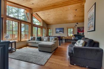 Summit Solitude at Palisade Tahoe - Charming 5BR w Foosball & Shuffleboard Table & Pet Friendly, Olympic Valley (foto 3)