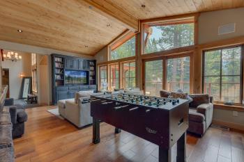 Summit Solitude at Palisade Tahoe - Charming 5BR w Foosball & Shuffleboard Table & Pet Friendly, Olympic Valley (foto 4)