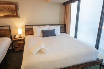 Stay Together Suites - Suite On The Strip Steps From Bellagio & Cosmo Sleeps 11 - NO RESORT FEE, Las Vegas (photo 4)