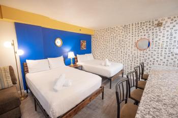Stay Together Suites - Suite On The Strip Sleeps 8 - NO RESORT FEE, Las Vegas (photo 4)