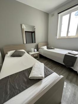 F9 Room 2, Private Room two single beds shared bathroom in shared Flat, Msida (Foto 2)