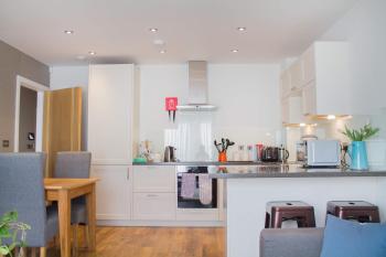 Modern & central - two bedroom & two bathroom apartment, Bath (fotografie 3)