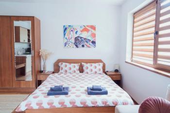 Cozy & stylish flat with amazing view near ski road, 5min to Gondola & Bar Street, Bansko (fotografie 5)