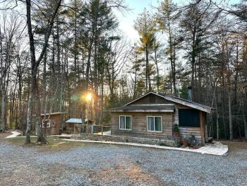 Beautiful & peaceful cabin w/ deck garden & fire-pit, Murphy (foto 2)
