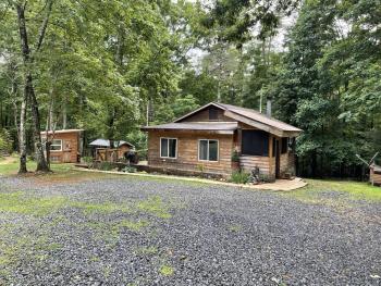 Beautiful & peaceful cabin w/ deck garden & fire-pit, Murphy (foto 3)