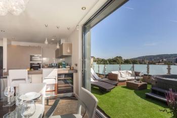 Stylish Penthouse Apartment With Hot Tub, Bath (photo 4)